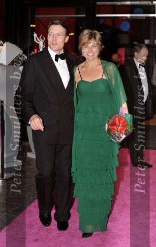 Den Haag 28 oktober 2009
Prinses Maxima Prins Willem Alexander Koningin Beatrix Prins Laurentien en Prins Constantijn bij opening Holland festival in Lucent danstheater.
Peter Smulders bv