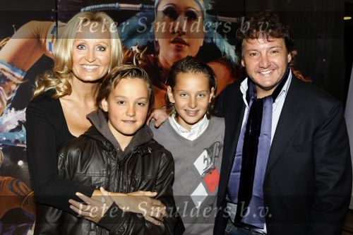 Rotterdam 25 oktober 2009
Premiere Holiday on ice in ahoy. rene en Natasja Froger met hun zoons Maxim en Didier
Peter Smulders bv