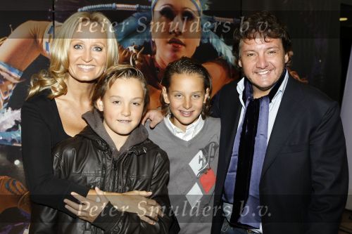 Rotterdam 25 oktober 2009
Premiere Holiday on ice in ahoy. rene en Natasja Froger met hun zoons Maxim en Didier
Peter Smulders bv