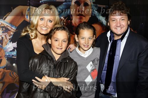 Rotterdam 25 oktober 2009
Premiere Holiday on ice in ahoy. rene en Natasja Froger met hun zoons Maxim en Didier
Peter Smulders bv