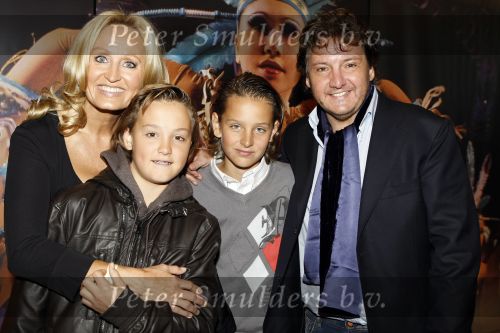 Rotterdam 25 oktober 2009
Premiere Holiday on ice in ahoy. rene en Natasja Froger met hun zoons Maxim en Didier
Peter Smulders bv
