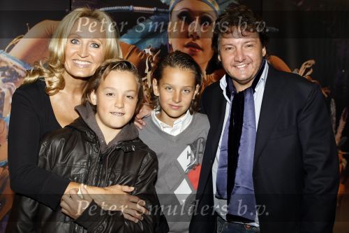 Rotterdam 25 oktober 2009
Premiere Holiday on ice in ahoy. rene en Natasja Froger met hun zoons Maxim en Didier
Peter Smulders bv