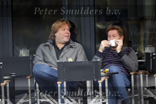 Amsterdam 29 oktober 2009
Robert jensen en Jan Paparazzi op terras en in de mercedes cabrio van Robert.
Peter Smulders bv