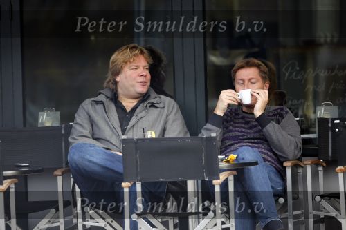 Amsterdam 29 oktober 2009
Robert jensen en Jan Paparazzi op terras en in de mercedes cabrio van Robert.
Peter Smulders bv