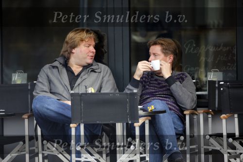 Amsterdam 29 oktober 2009
Robert jensen en Jan Paparazzi op terras en in de mercedes cabrio van Robert.
Peter Smulders bv