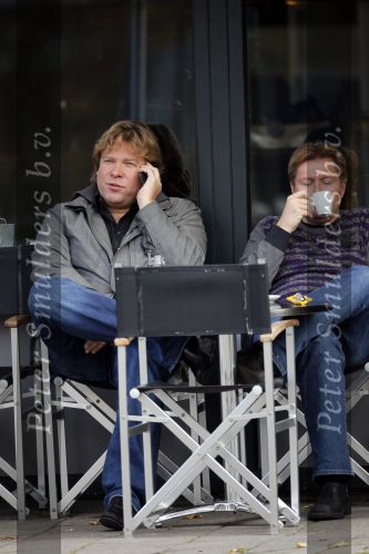 Amsterdam 29 oktober 2009
Robert jensen en Jan Paparazzi op terras en in de mercedes cabrio van Robert.
Peter Smulders bv