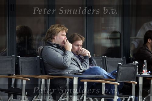Amsterdam 29 oktober 2009
Robert jensen en Jan Paparazzi op terras en in de mercedes cabrio van Robert.
Peter Smulders bv