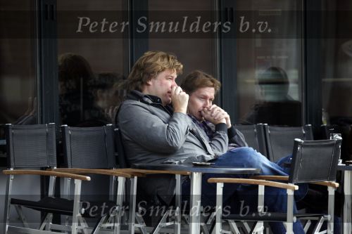 Amsterdam 29 oktober 2009
Robert jensen en Jan Paparazzi op terras en in de mercedes cabrio van Robert.
Peter Smulders bv