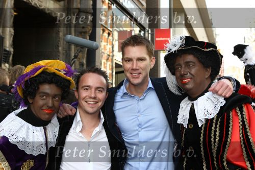 Amsterdam, 4 Oktober 2009
Premiere in Tuschinski, Nederlandse speelfilm:
Sinterklaas en de verdwenen pakjesboot
Sipke Jan Bousema met partner en zwarte pieten
Foto Peter Smulders