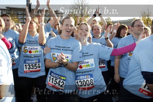 Amsterdam 18 oktober 2009
Wendy v Dijk geeft het startschot van de 7.5 km van Menzis bij de amsterdam marathon. Er wordt gelopen voor de stichting Semmy.
 Wendy is 4 en een halve maand zwanger. Haar broer Mike loopt ook mee alsmede Lodewijk Hoekstra.
Peter Smulders bv