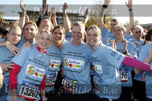 Amsterdam 18 oktober 2009
Wendy v Dijk geeft het startschot van de 7.5 km van Menzis bij de amsterdam marathon. Er wordt gelopen voor de stichting Semmy.
 Wendy is 4 en een halve maand zwanger. Haar broer Mike loopt ook mee alsmede Lodewijk Hoekstra.
Peter Smulders bv