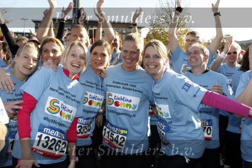 Amsterdam 18 oktober 2009
Wendy v Dijk geeft het startschot van de 7.5 km van Menzis bij de amsterdam marathon. Er wordt gelopen voor de stichting Semmy.
 Wendy is 4 en een halve maand zwanger. Haar broer Mike loopt ook mee alsmede Lodewijk Hoekstra.
Peter Smulders bv