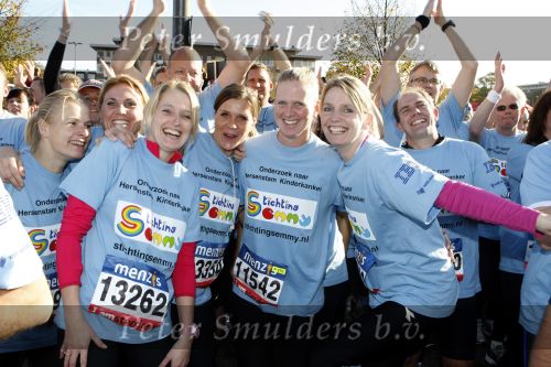 Amsterdam 18 oktober 2009
Wendy v Dijk geeft het startschot van de 7.5 km van Menzis bij de amsterdam marathon. Er wordt gelopen voor de stichting Semmy.
 Wendy is 4 en een halve maand zwanger. Haar broer Mike loopt ook mee alsmede Lodewijk Hoekstra.
Peter Smulders bv