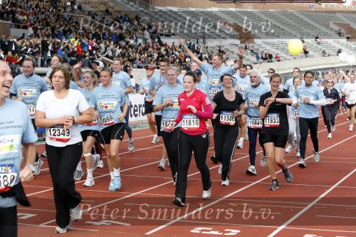 Amsterdam 18 oktober 2009
Wendy v Dijk geeft het startschot van de 7.5 km van Menzis bij de amsterdam marathon. Er wordt gelopen voor de stichting Semmy.
 Wendy is 4 en een halve maand zwanger. Haar broer Mike loopt ook mee alsmede Lodewijk Hoekstra.
Peter Smulders bv