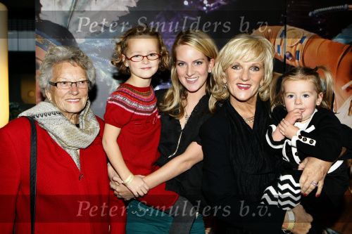 Rotterdam 25 oktober 2009
Premiere Holiday on ice in ahoy. Tineke Schouten met moeder dochter en kleinkind
Peter Smulders bv