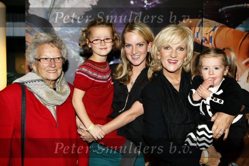 Rotterdam 25 oktober 2009
Premiere Holiday on ice in ahoy. Tineke Schouten met moeder dochter en kleinkind
Peter Smulders bv