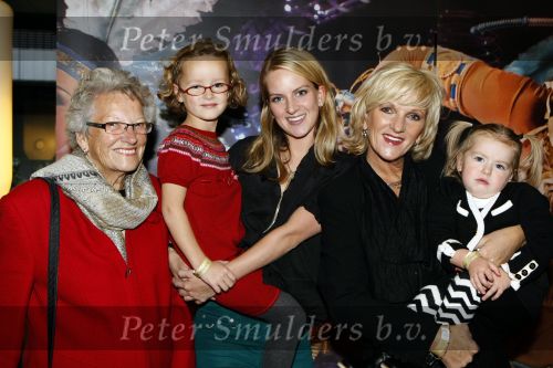 Rotterdam 25 oktober 2009
Premiere Holiday on ice in ahoy. Tineke Schouten met moeder dochter en kleinkind
Peter Smulders bv