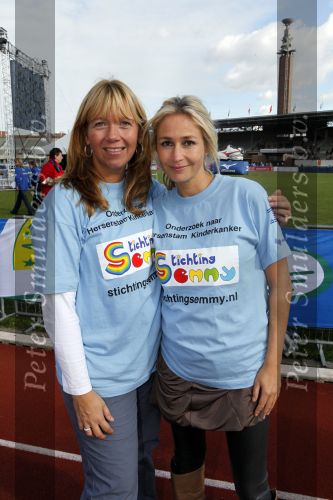 Amsterdam 18 oktober 2009
Wendy v Dijk geeft het startschot van de 7.5 km van Menzis bij de amsterdam marathon. Er wordt gelopen voor de stichting Semmy.
 Wendy is 4 en een halve maand zwanger. Haar broer Mike loopt ook mee alsmede Lodewijk Hoekstra.
Peter Smulders bv