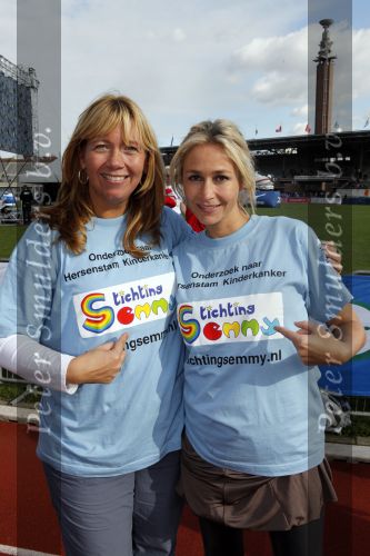 Amsterdam 18 oktober 2009
Wendy v Dijk geeft het startschot van de 7.5 km van Menzis bij de amsterdam marathon. Er wordt gelopen voor de stichting Semmy.
 Wendy is 4 en een halve maand zwanger. Haar broer Mike loopt ook mee alsmede Lodewijk Hoekstra.
Peter Smulders bv
