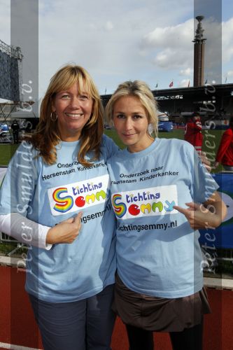 Amsterdam 18 oktober 2009
Wendy v Dijk geeft het startschot van de 7.5 km van Menzis bij de amsterdam marathon. Er wordt gelopen voor de stichting Semmy.
 Wendy is 4 en een halve maand zwanger. Haar broer Mike loopt ook mee alsmede Lodewijk Hoekstra.
Peter Smulders bv