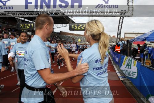 Amsterdam 18 oktober 2009
Wendy v Dijk geeft het startschot van de 7.5 km van Menzis bij de amsterdam marathon. Er wordt gelopen voor de stichting Semmy.
 Wendy is 4 en een halve maand zwanger. Haar broer Mike loopt ook mee alsmede Lodewijk Hoekstra.
Peter Smulders bv