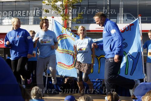Amsterdam 18 oktober 2009
Wendy v Dijk geeft het startschot van de 7.5 km van Menzis bij de amsterdam marathon. Er wordt gelopen voor de stichting Semmy.
 Wendy is 4 en een halve maand zwanger. Haar broer Mike loopt ook mee alsmede Lodewijk Hoekstra.
Peter Smulders bv