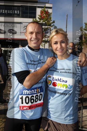 Amsterdam 18 oktober 2009
Wendy v Dijk geeft het startschot van de 7.5 km van Menzis bij de amsterdam marathon. Er wordt gelopen voor de stichting Semmy.
 Wendy is 4 en een halve maand zwanger. Haar broer Mike loopt ook mee alsmede Lodewijk Hoekstra.
Peter Smulders bv