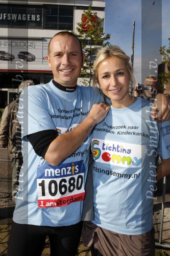 Amsterdam 18 oktober 2009
Wendy v Dijk geeft het startschot van de 7.5 km van Menzis bij de amsterdam marathon. Er wordt gelopen voor de stichting Semmy.
 Wendy is 4 en een halve maand zwanger. Haar broer Mike loopt ook mee alsmede Lodewijk Hoekstra.
Peter Smulders bv