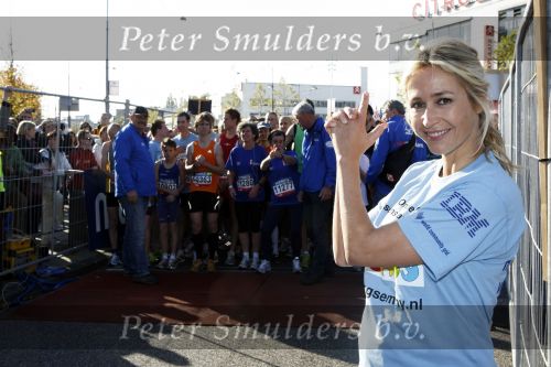 Amsterdam 18 oktober 2009
Wendy v Dijk geeft het startschot van de 7.5 km van Menzis bij de amsterdam marathon. Er wordt gelopen voor de stichting Semmy.
 Wendy is 4 en een halve maand zwanger. Haar broer Mike loopt ook mee alsmede Lodewijk Hoekstra.
Peter Smulders bv
