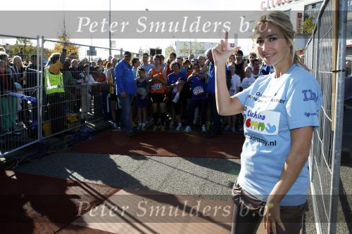 Amsterdam 18 oktober 2009
Wendy v Dijk geeft het startschot van de 7.5 km van Menzis bij de amsterdam marathon. Er wordt gelopen voor de stichting Semmy.
 Wendy is 4 en een halve maand zwanger. Haar broer Mike loopt ook mee alsmede Lodewijk Hoekstra.
Peter Smulders bv