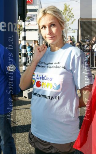 Amsterdam 18 oktober 2009
Wendy v Dijk geeft het startschot van de 7.5 km van Menzis bij de amsterdam marathon. Er wordt gelopen voor de stichting Semmy.
 Wendy is 4 en een halve maand zwanger. Haar broer Mike loopt ook mee alsmede Lodewijk Hoekstra.
Peter Smulders bv