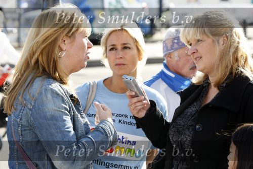 Amsterdam 18 oktober 2009
Wendy v Dijk geeft het startschot van de 7.5 km van Menzis bij de amsterdam marathon. Er wordt gelopen voor de stichting Semmy. Wendy met Karin Riethoven
 Wendy is 4 en een halve maand zwanger. Haar broer Mike loopt ook mee alsmede Lodewijk Hoekstra.
Peter Smulders bv