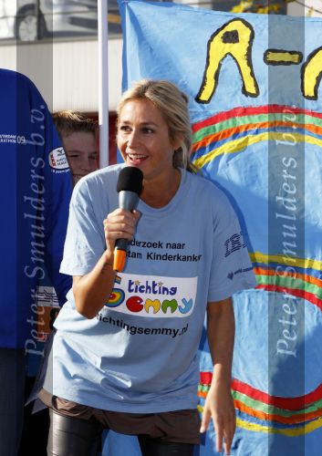 Amsterdam 18 oktober 2009
Wendy v Dijk geeft het startschot van de 7.5 km van Menzis bij de amsterdam marathon. Er wordt gelopen voor de stichting Semmy.
 Wendy is 4 en een halve maand zwanger. Haar broer Mike loopt ook mee alsmede Lodewijk Hoekstra.
Peter Smulders bv