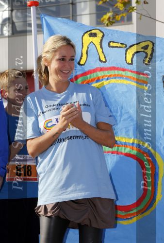 Amsterdam 18 oktober 2009
Wendy v Dijk geeft het startschot van de 7.5 km van Menzis bij de amsterdam marathon. Er wordt gelopen voor de stichting Semmy.
 Wendy is 4 en een halve maand zwanger. Haar broer Mike loopt ook mee alsmede Lodewijk Hoekstra.
Peter Smulders bv