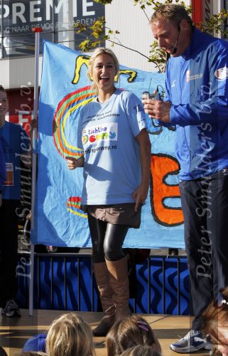 Amsterdam 18 oktober 2009
Wendy v Dijk geeft het startschot van de 7.5 km van Menzis bij de amsterdam marathon. Er wordt gelopen voor de stichting Semmy.
 Wendy is 4 en een halve maand zwanger. Haar broer Mike loopt ook mee alsmede Lodewijk Hoekstra.
Peter Smulders bv