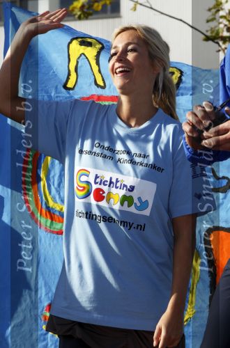 Amsterdam 18 oktober 2009
Wendy v Dijk geeft het startschot van de 7.5 km van Menzis bij de amsterdam marathon. Er wordt gelopen voor de stichting Semmy.
 Wendy is 4 en een halve maand zwanger. Haar broer Mike loopt ook mee alsmede Lodewijk Hoekstra.
Peter Smulders bv