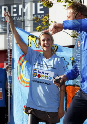 Amsterdam 18 oktober 2009
Wendy v Dijk geeft het startschot van de 7.5 km van Menzis bij de amsterdam marathon. Er wordt gelopen voor de stichting Semmy.
 Wendy is 4 en een halve maand zwanger. Haar broer Mike loopt ook mee alsmede Lodewijk Hoekstra.
Peter Smulders bv