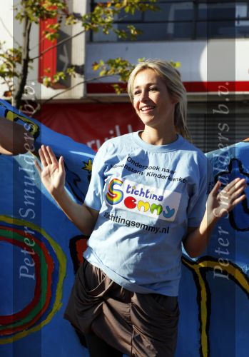 Amsterdam 18 oktober 2009
Wendy v Dijk geeft het startschot van de 7.5 km van Menzis bij de amsterdam marathon. Er wordt gelopen voor de stichting Semmy.
 Wendy is 4 en een halve maand zwanger. Haar broer Mike loopt ook mee alsmede Lodewijk Hoekstra.
Peter Smulders bv