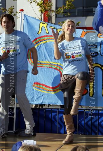 Amsterdam 18 oktober 2009
Wendy v Dijk geeft het startschot van de 7.5 km van Menzis bij de amsterdam marathon. Er wordt gelopen voor de stichting Semmy.
 Wendy is 4 en een halve maand zwanger. Haar broer Mike loopt ook mee alsmede Lodewijk Hoekstra.
Peter Smulders bv