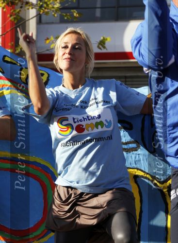 Amsterdam 18 oktober 2009
Wendy v Dijk geeft het startschot van de 7.5 km van Menzis bij de amsterdam marathon. Er wordt gelopen voor de stichting Semmy.
 Wendy is 4 en een halve maand zwanger. Haar broer Mike loopt ook mee alsmede Lodewijk Hoekstra.
Peter Smulders bv