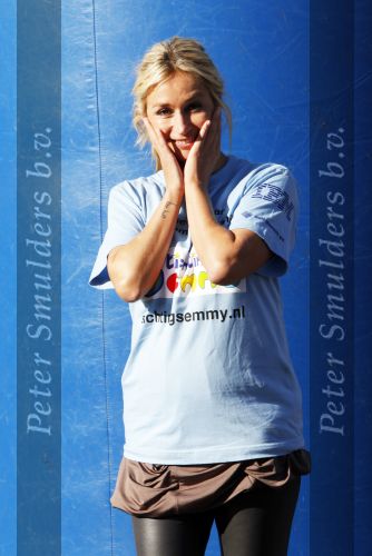 Amsterdam 18 oktober 2009
Wendy v Dijk geeft het startschot van de 7.5 km van Menzis bij de amsterdam marathon. Er wordt gelopen voor de stichting Semmy.
 Wendy is 4 en een halve maand zwanger. Haar broer Mike loopt ook mee alsmede Lodewijk Hoekstra.
Peter Smulders bv