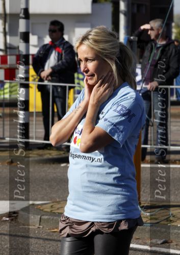 Amsterdam 18 oktober 2009
Wendy v Dijk geeft het startschot van de 7.5 km van Menzis bij de amsterdam marathon. Er wordt gelopen voor de stichting Semmy.
 Wendy is 4 en een halve maand zwanger. Haar broer Mike loopt ook mee alsmede Lodewijk Hoekstra.
Peter Smulders bv