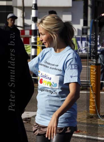 Amsterdam 18 oktober 2009
Wendy v Dijk geeft het startschot van de 7.5 km van Menzis bij de amsterdam marathon. Er wordt gelopen voor de stichting Semmy.
 Wendy is 4 en een halve maand zwanger. Haar broer Mike loopt ook mee alsmede Lodewijk Hoekstra.
Peter Smulders bv