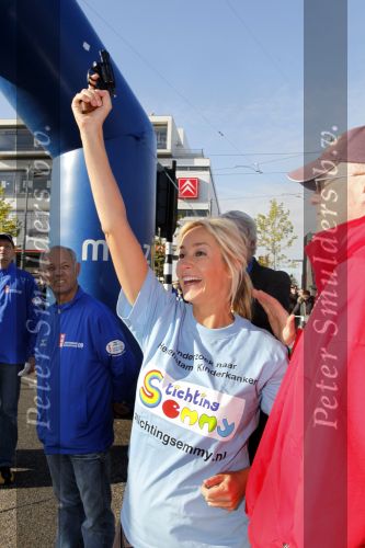 Amsterdam 18 oktober 2009
Wendy v Dijk geeft het startschot van de 7.5 km van Menzis bij de amsterdam marathon. Er wordt gelopen voor de stichting Semmy.
 Wendy is 4 en een halve maand zwanger. Haar broer Mike loopt ook mee alsmede Lodewijk Hoekstra.
Peter Smulders bv