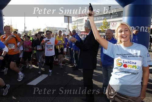 Amsterdam 18 oktober 2009
Wendy v Dijk geeft het startschot van de 7.5 km van Menzis bij de amsterdam marathon. Er wordt gelopen voor de stichting Semmy.
 Wendy is 4 en een halve maand zwanger. Haar broer Mike loopt ook mee alsmede Lodewijk Hoekstra.
Peter Smulders bv