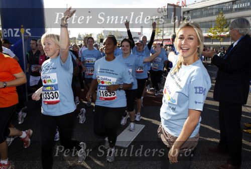 Amsterdam 18 oktober 2009
Wendy v Dijk geeft het startschot van de 7.5 km van Menzis bij de amsterdam marathon. Er wordt gelopen voor de stichting Semmy.
 Wendy is 4 en een halve maand zwanger. Haar broer Mike loopt ook mee alsmede Lodewijk Hoekstra.
Peter Smulders bv