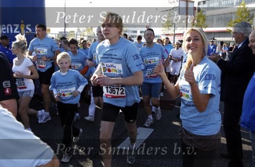 Amsterdam 18 oktober 2009
Wendy v Dijk geeft het startschot van de 7.5 km van Menzis bij de amsterdam marathon. Er wordt gelopen voor de stichting Semmy.
 Wendy is 4 en een halve maand zwanger. Haar broer Mike loopt ook mee alsmede Lodewijk Hoekstra.
Peter Smulders bv