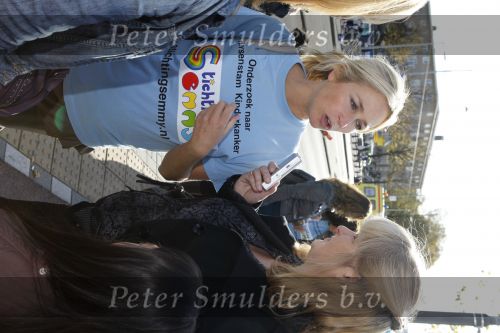 Amsterdam 18 oktober 2009
Wendy v Dijk geeft het startschot van de 7.5 km van Menzis bij de amsterdam marathon. Er wordt gelopen voor de stichting Semmy. Wendy met Karin Riethoven
 Wendy is 4 en een halve maand zwanger. Haar broer Mike loopt ook mee alsmede Lodewijk Hoekstra.
Peter Smulders bv
