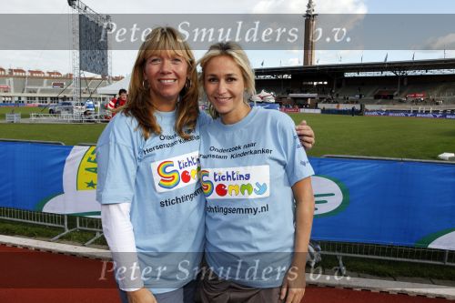 Amsterdam 18 oktober 2009
Wendy v Dijk geeft het startschot van de 7.5 km van Menzis bij de amsterdam marathon. Er wordt gelopen voor de stichting Semmy.
 Wendy is 4 en een halve maand zwanger. Haar broer Mike loopt ook mee alsmede Lodewijk Hoekstra.
Peter Smulders bv