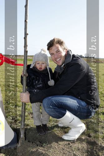 Benthuizen 17 oktober 2009
Nationale boomplantdag. Winston Gerschtanowitz met zoontje Julian
Peter Smulders bv
